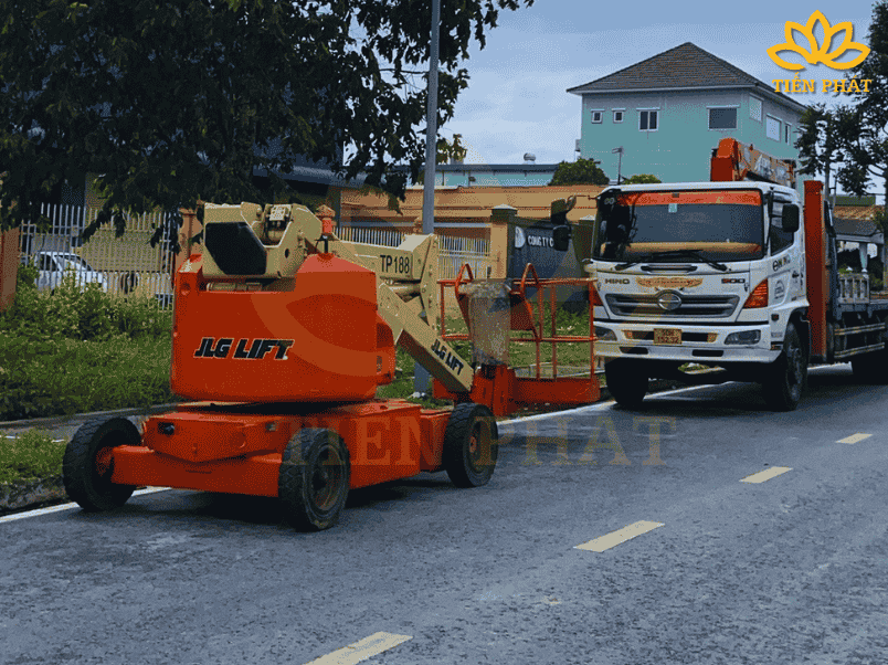 Giao xe nang Boomlift cho khach hang tai KCN Cha La