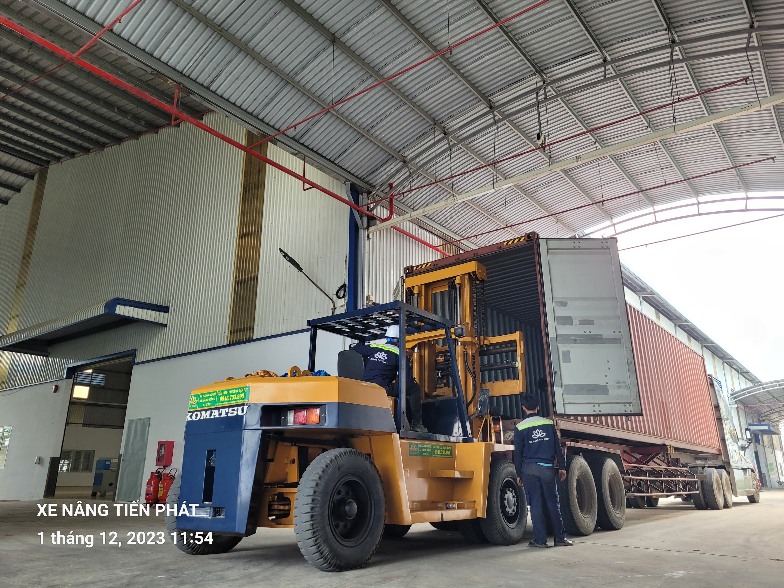Cho thuê xe nâng hàng xuống container tại Nghệ An