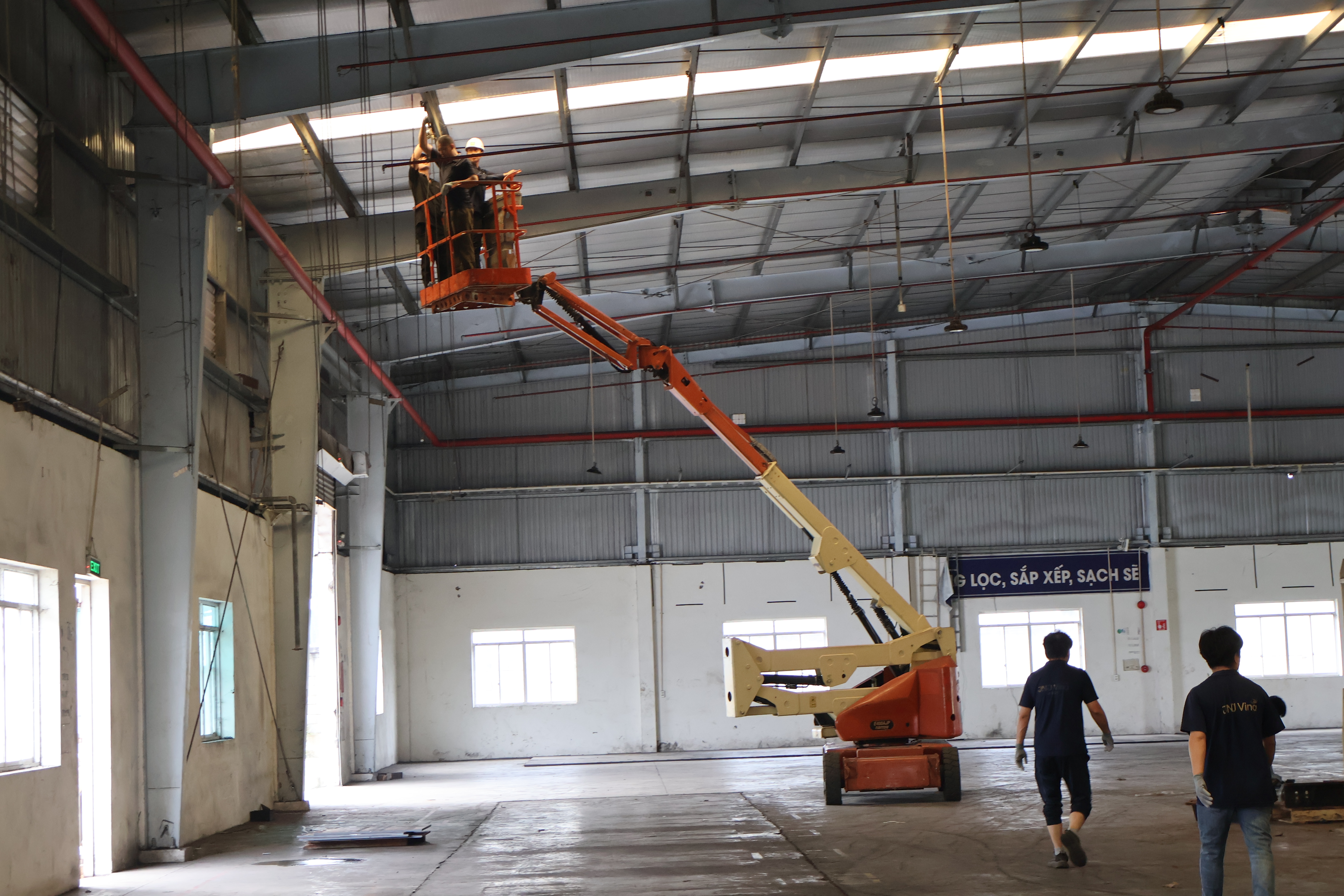 cho thue xe nang nguoi boomlift 12m