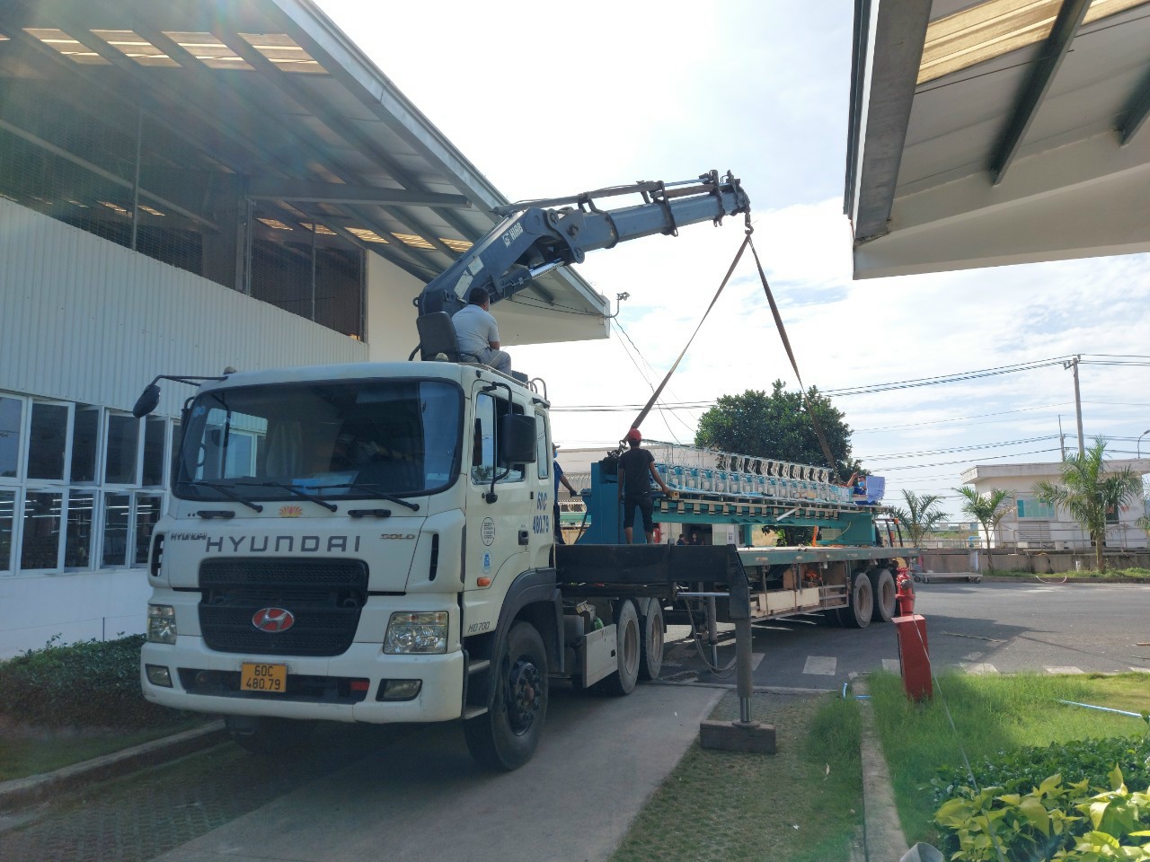 Cho thuê cẩu thùng 15 tấn tại Thuận An Bình Dương 0948733999