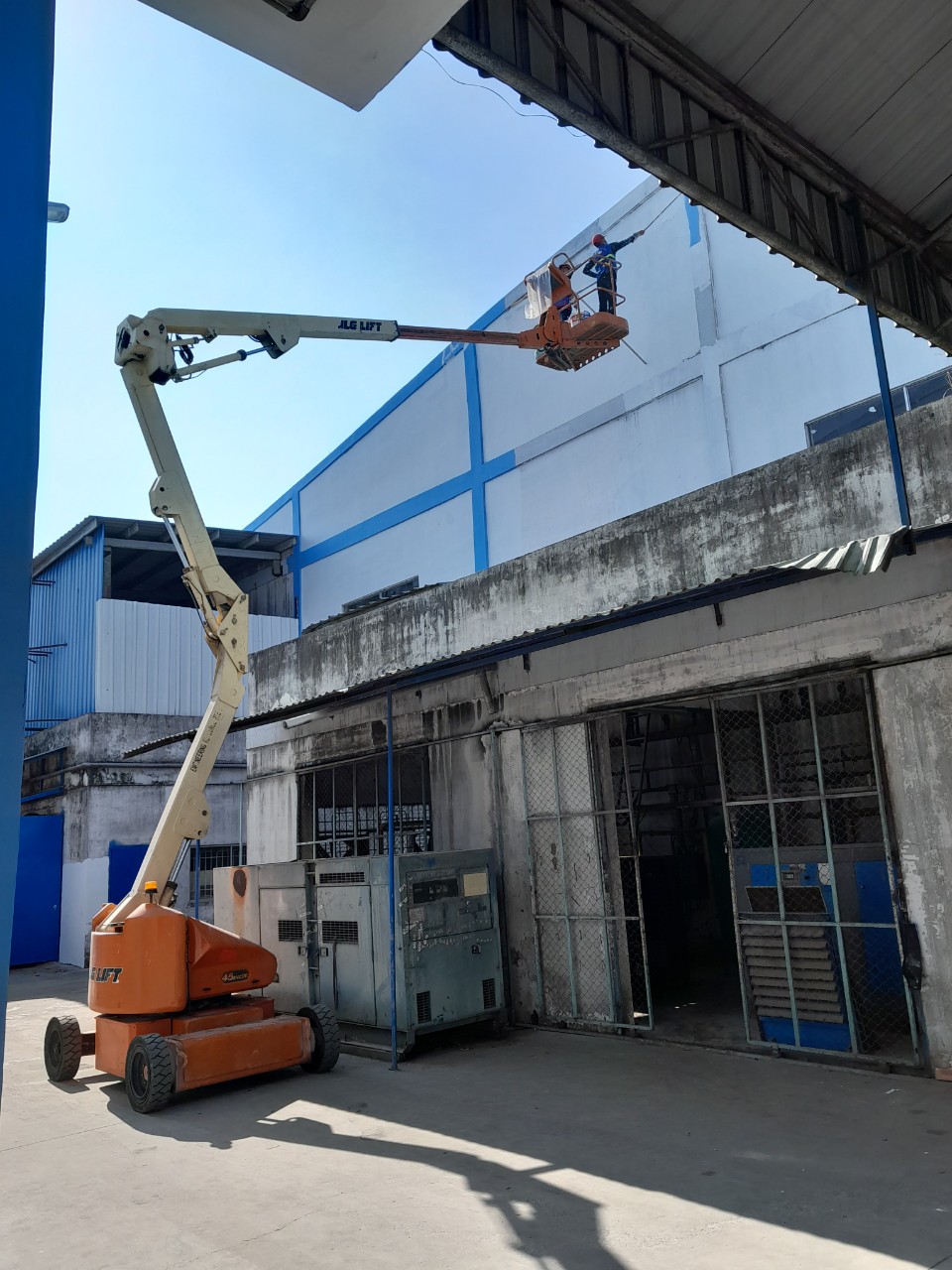 Xe nâng người lắp biển hiệu quảng cáo 