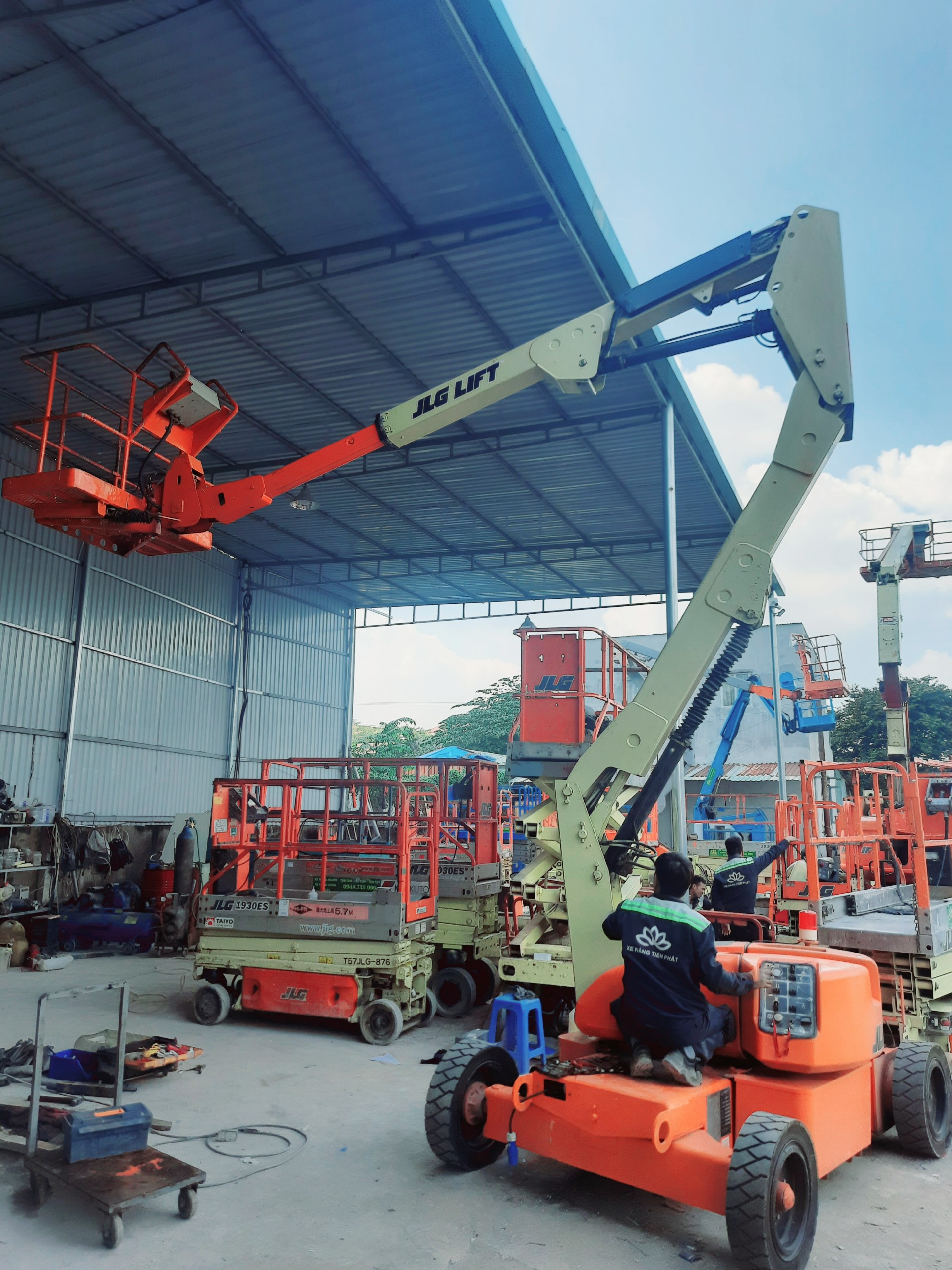 Sửa chữa bảo dưỡng xe nâng người dạng Boomlift chạy điện