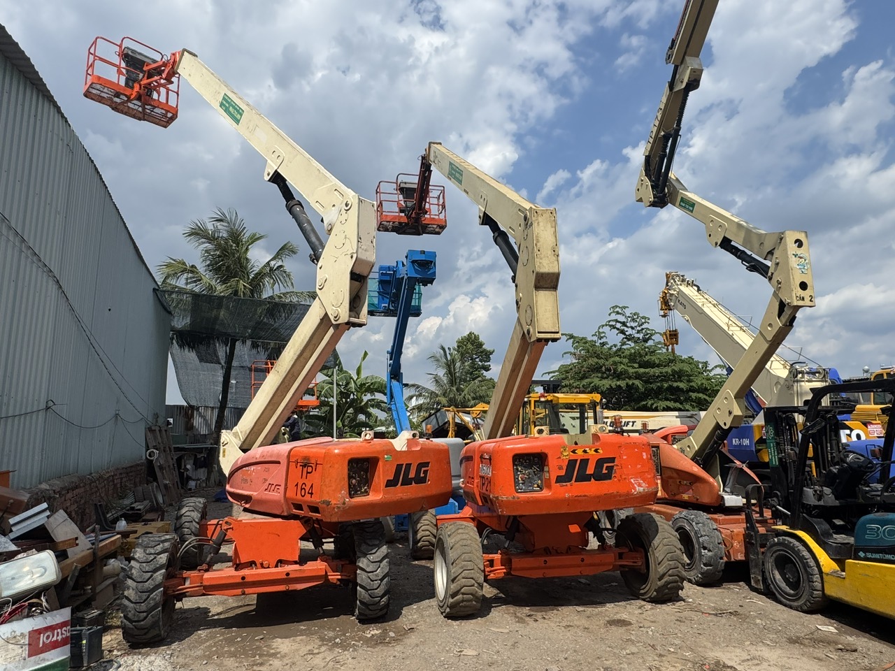 Cho thuê xe nâng người 20m tại Cần Giuộc 
