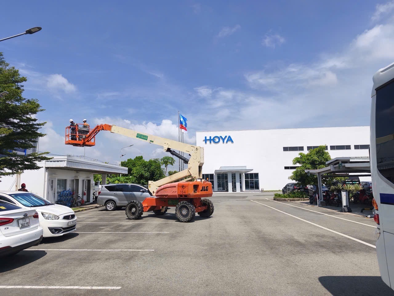Cho thuê xe nâng người tại nhà máy Hoya 